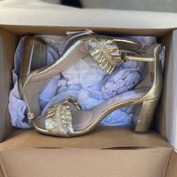 Reaction Kenneth Cole Rise Ruffle Gold Sandal - Picture 4 of 4